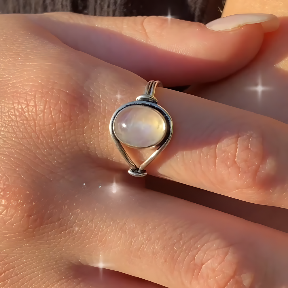 Anillo “Feminidad y Suavidad” en Piedra Luna y Plata 925