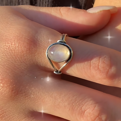 Anillo “Feminidad y Suavidad” en Piedra Luna y Plata 925