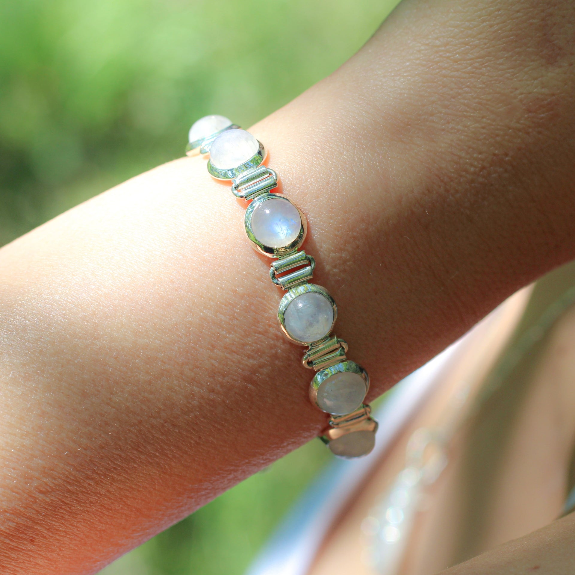 Bracelet en pierre de lune blanche avec reflets bleus