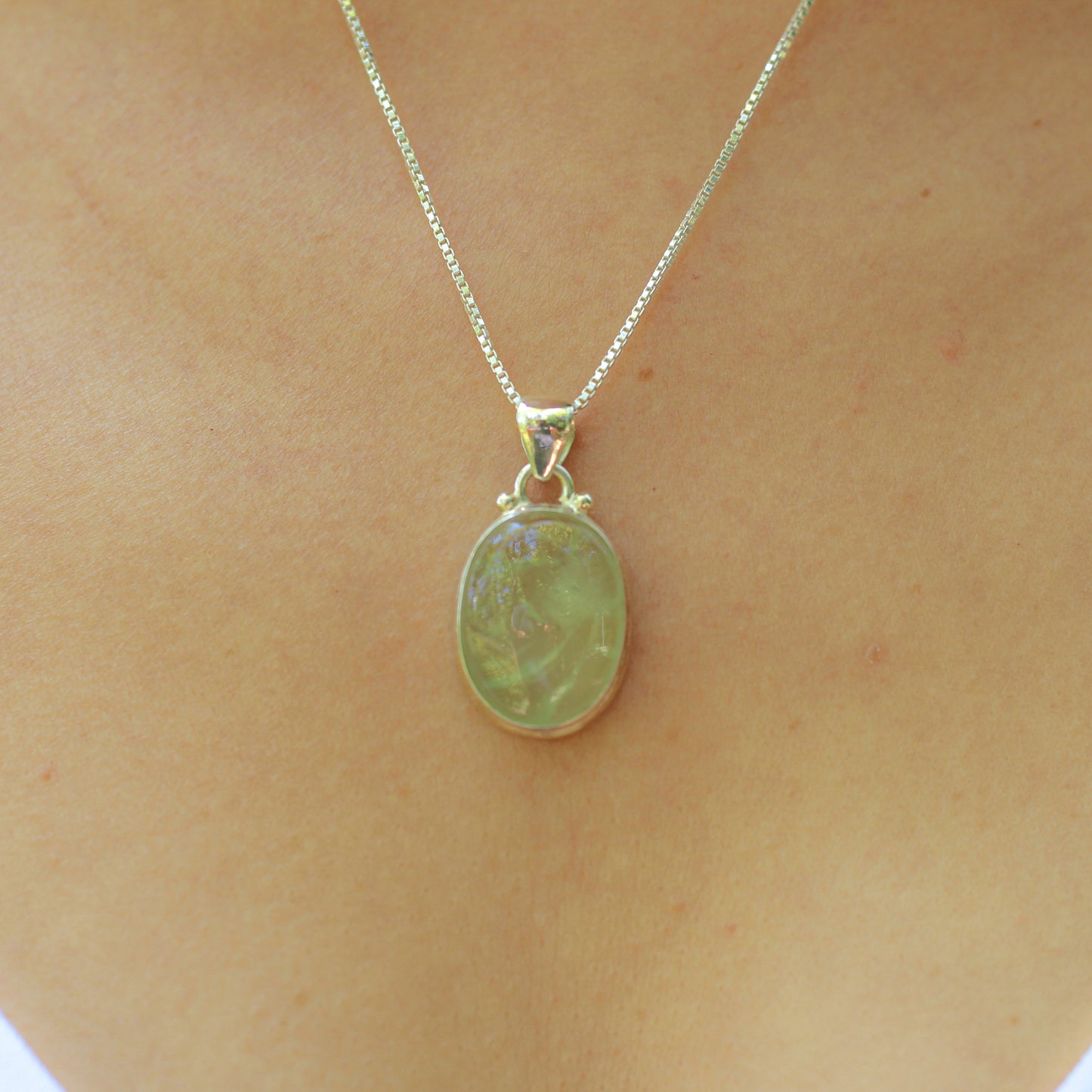 Collier et pendentif ovale "Volonté et Manifestation" en Prehnite et Argent 925 - Karma Yoga Shop