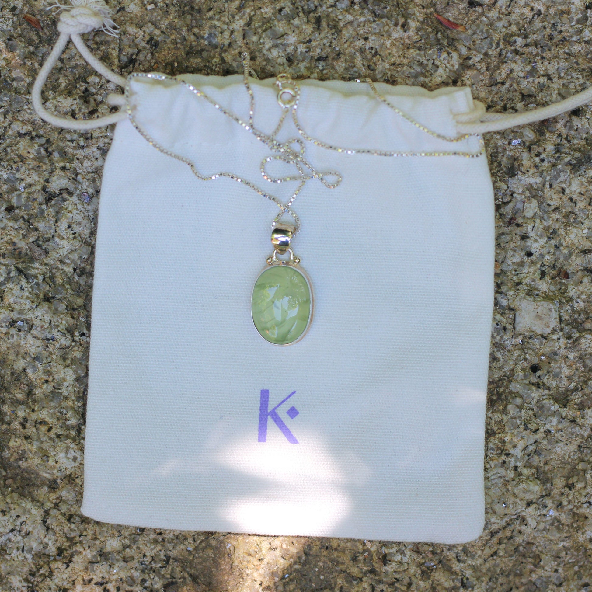 Collier et pendentif ovale "Volonté et Manifestation" en Prehnite et Argent 925 - Karma Yoga Shop